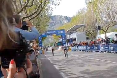 La navarra Paula Ostiz sigue haciendo historia. La pamplonesa ha conseguido hoy imponerse en la prueba en línea del Campeonato de Europa en línea júnior, que se ha disputado en la localidad francesa de Drome Ardeche, sobre un trazado exigente de 62 kilómetros con más de 850 metros de desnivel positivo. Ostiz encadena así en nueve días la plata mundial contrarreloj, el oro mundial en línea, el oro en crono del Europeo y hoy el en línea Europeo. Un hito extraordinario en el ciclismo femenino español y Mundial.