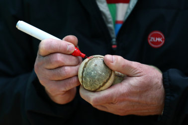 Martín Alústiza marca una pelota en una elección de material.