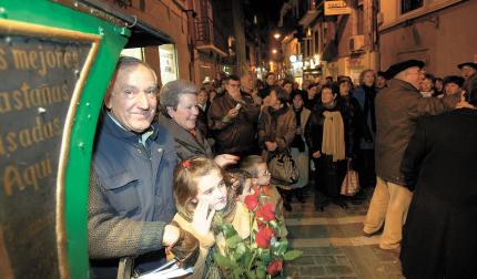 Leyre Martínez de niña con su abuelo Miguel, recordado castañero de la calle Comedias