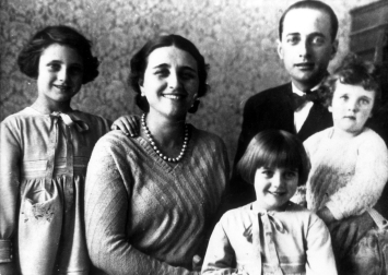 Luis Elío Torres con su esposa, Carmen Bernal López del Lago, y sus tres hijas: Carmen, Cecilia y María Luisa (de izquierda a derecha).