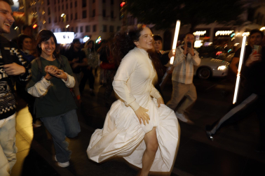 Fotos de Rosalía a su llegada a Callao en una aparición sorpresa para presentar su cuarto álbum, este lunes en Madrid