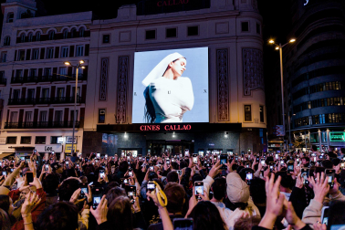 Fotos de Rosalía a su llegada a Callao en una aparición sorpresa para presentar su cuarto álbum, este lunes en Madrid