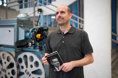 Miguel Zozaya con un ejemplar del libro