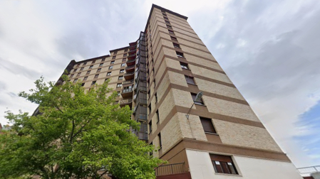 Fachada del edificio donde se vende un inmueble okupado en San Juan