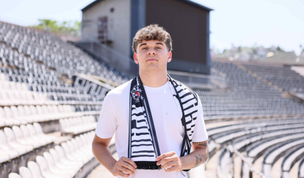 Ivan Vasiljević posa dentro del Partizan Stadium