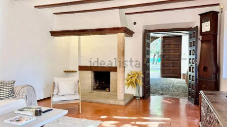 Salón con chimenea en la planta baja