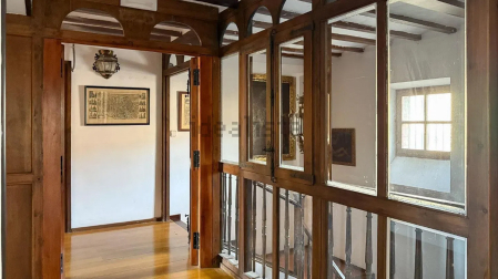 La madera, protagonista del pasillo en la planta superior de la vivienda