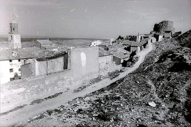 EN EL MONTECILLO. Foto tomada desde el Montecillo en la que se ve la torre de la iglesia y el Castillo -dcha.