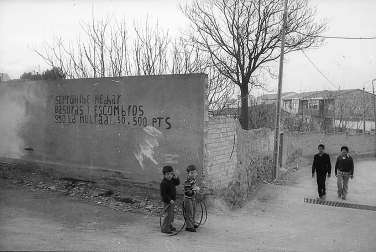 NO (H)ECHAR BASURAS. Curiosa advertencia escrita en una pared bajo pena de una multa de 50.500 pesetas