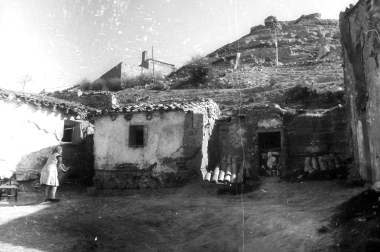 Imagen de las casas-cueva que existían bajo el Castillo de Ablitas