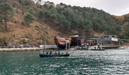 La réplica del ballenero San Juan reposa sobre el agua en el puerto de Pasajes /