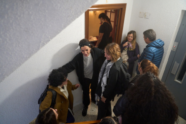 Asistentes aguardando en el rellano para poder acceder