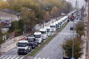 Más de un centenar de camiones han tomado este sábado las calles de Pamplona en respuesta a una convocatoria de las asociaciones TRADISNA, ANET e HIRU para reclamar al Gobierno de Navarra "peajes para nadie, fiscalidad justa e infraestructuras seguras" para el sector del transporte