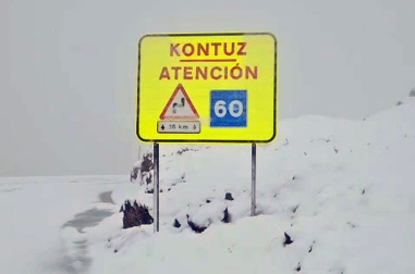 La nieve ha llegado este sábado a Navarra. A 1.600 metros de altitud, eso sí. Las cámaras de La Contienda, en la estación de Larra-Belagua, a 1.678 metros de altura muestran un manto nevado este sábado en esta zona del Pirineo navarro.