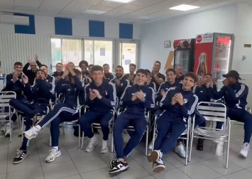 Los jugadores del equipo zaragozano de 2ª RFEF han presenciado el sorteo en las instalaciones de su club