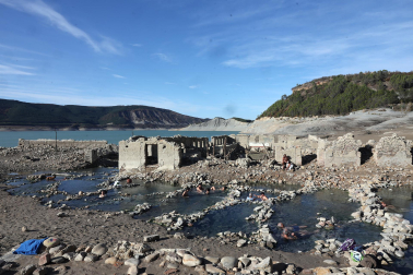Imágenes del embalse de Yesa, al 15% de su capacidad el 12 de noviembre tras un verano de sequía y riegos /