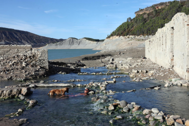 Imágenes del embalse de Yesa, al 15% de su capacidad el 12 de noviembre tras un verano de sequía y riegos /