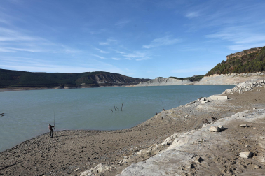 Imágenes del embalse de Yesa, al 15% de su capacidad el 12 de noviembre tras un verano de sequía y riegos /