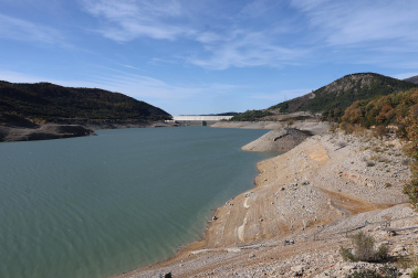 Imágenes del embalse de Yesa, al 15% de su capacidad el 12 de noviembre tras un verano de sequía y riegos /