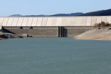 Imágenes del embalse de Yesa, al 15% de su capacidad el 12 de noviembre tras un verano de sequía y riegos /