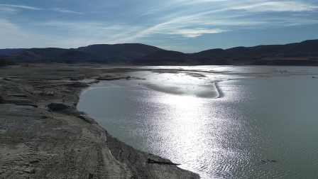 Imágenes del embalse de Yesa, al 15% de su capacidad el 12 de noviembre tras un verano de sequía y riegos /