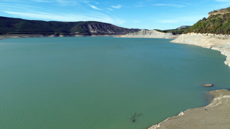 Imágenes del embalse de Yesa, al 15% de su capacidad el 12 de noviembre tras un verano de sequía y riegos /