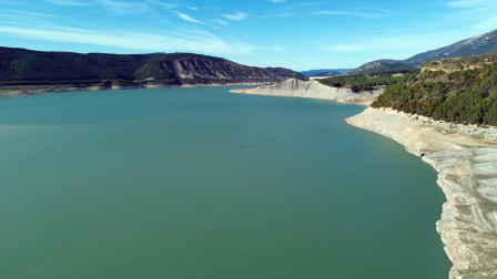 Imágenes del embalse de Yesa, al 15% de su capacidad el 12 de noviembre tras un verano de sequía y riegos /