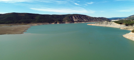 Imágenes del embalse de Yesa, al 15% de su capacidad el 12 de noviembre tras un verano de sequía y riegos /