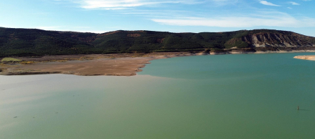 Imágenes del embalse de Yesa, al 15% de su capacidad el 12 de noviembre tras un verano de sequía y riegos /