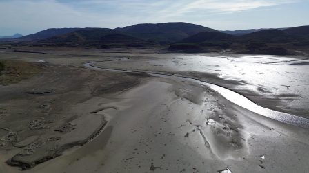 Imágenes del embalse de Yesa, al 15% de su capacidad el 12 de noviembre tras un verano de sequía y riegos /