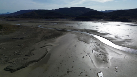 Imágenes del embalse de Yesa, al 15% de su capacidad el 12 de noviembre tras un verano de sequía y riegos /
