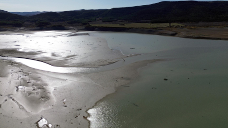 Imágenes del embalse de Yesa, al 15% de su capacidad el 12 de noviembre tras un verano de sequía y riegos /