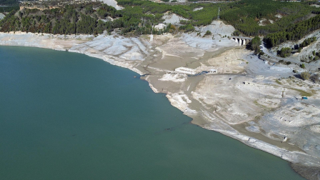 Imágenes del embalse de Yesa, al 15% de su capacidad el 12 de noviembre tras un verano de sequía y riegos /