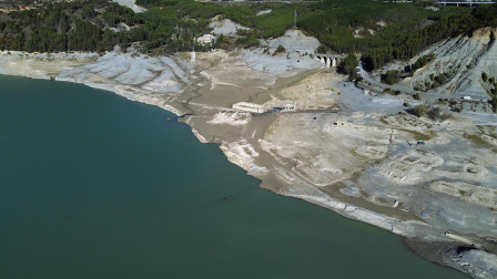 Imágenes del embalse de Yesa, al 15% de su capacidad el 12 de noviembre tras un verano de sequía y riegos /