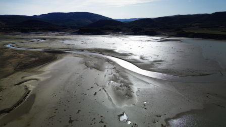 Imágenes del embalse de Yesa, al 15% de su capacidad el 12 de noviembre tras un verano de sequía y riegos /