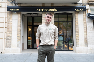 Adrián Alarcón, en la puerta de entrada de la cafetería