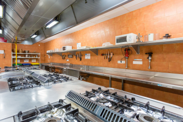 Además del comedor con aforo para 180 personas, la sociedad cuenta con una cocina industrial completamente equipada