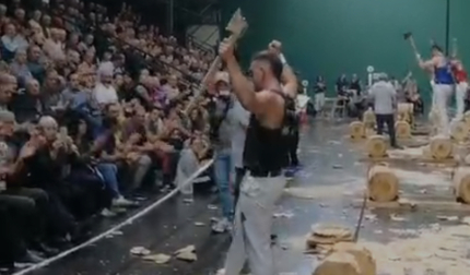 Iker Vicente durante el Campeonato Navarro de Aizkolaris de Primera