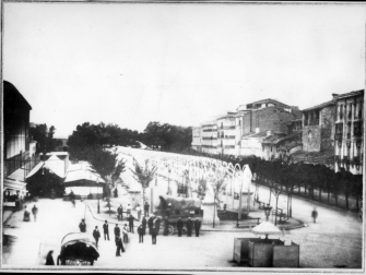 El paseo en Sanfermines de 1885, sin el monumento a los Fueros, y con el túnel de luz de 7.000 lámparas de gas
