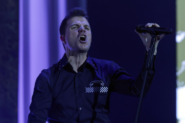El cantante Dani Martín durante el primero de los diez conciertos que realizará en el Movistar Arena, en Madrid, para conmemorar sus 25 años de carrera y su vuelta a los escenarios /
