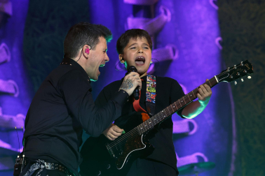 El cantante Dani Martín durante el primero de los diez conciertos que realizará en el Movistar Arena, en Madrid, para conmemorar sus 25 años de carrera y su vuelta a los escenarios /