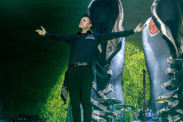 El cantante Dani Martín durante el primero de los diez conciertos que realizará en el Movistar Arena, en Madrid, para conmemorar sus 25 años de carrera y su vuelta a los escenarios /