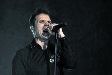 El cantante Dani Martín durante el primero de los diez conciertos que realizará en el Movistar Arena, en Madrid, para conmemorar sus 25 años de carrera y su vuelta a los escenarios /