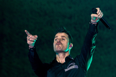 El cantante Dani Martín durante el primero de los diez conciertos que realizará en el Movistar Arena, en Madrid, para conmemorar sus 25 años de carrera y su vuelta a los escenarios /
