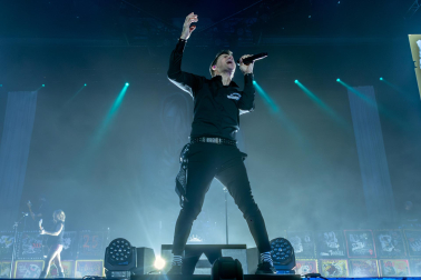 El cantante Dani Martín durante el primero de los diez conciertos que realizará en el Movistar Arena, en Madrid, para conmemorar sus 25 años de carrera y su vuelta a los escenarios /