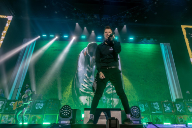 El cantante Dani Martín durante el primero de los diez conciertos que realizará en el Movistar Arena, en Madrid, para conmemorar sus 25 años de carrera y su vuelta a los escenarios /