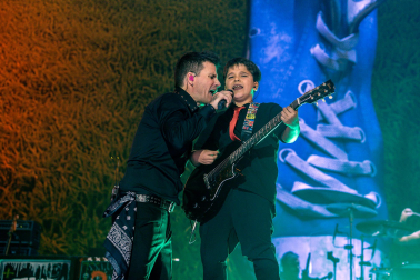 El cantante Dani Martín durante el primero de los diez conciertos que realizará en el Movistar Arena, en Madrid, para conmemorar sus 25 años de carrera y su vuelta a los escenarios /