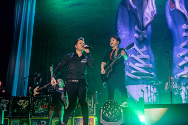 El cantante Dani Martín durante el primero de los diez conciertos que realizará en el Movistar Arena, en Madrid, para conmemorar sus 25 años de carrera y su vuelta a los escenarios /