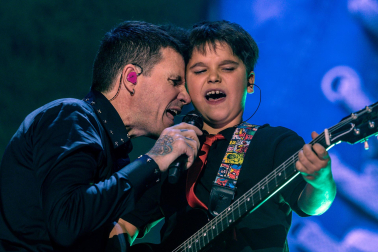 El cantante Dani Martín durante el primero de los diez conciertos que realizará en el Movistar Arena, en Madrid, para conmemorar sus 25 años de carrera y su vuelta a los escenarios /