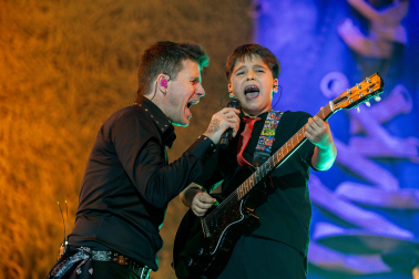 El cantante Dani Martín durante el primero de los diez conciertos que realizará en el Movistar Arena, en Madrid, para conmemorar sus 25 años de carrera y su vuelta a los escenarios /